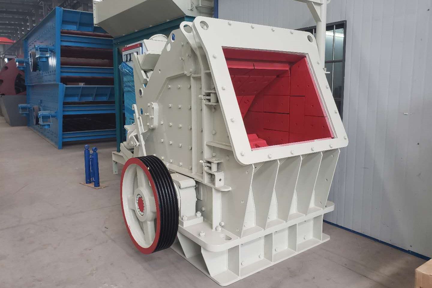 Impact crusher in the workshop